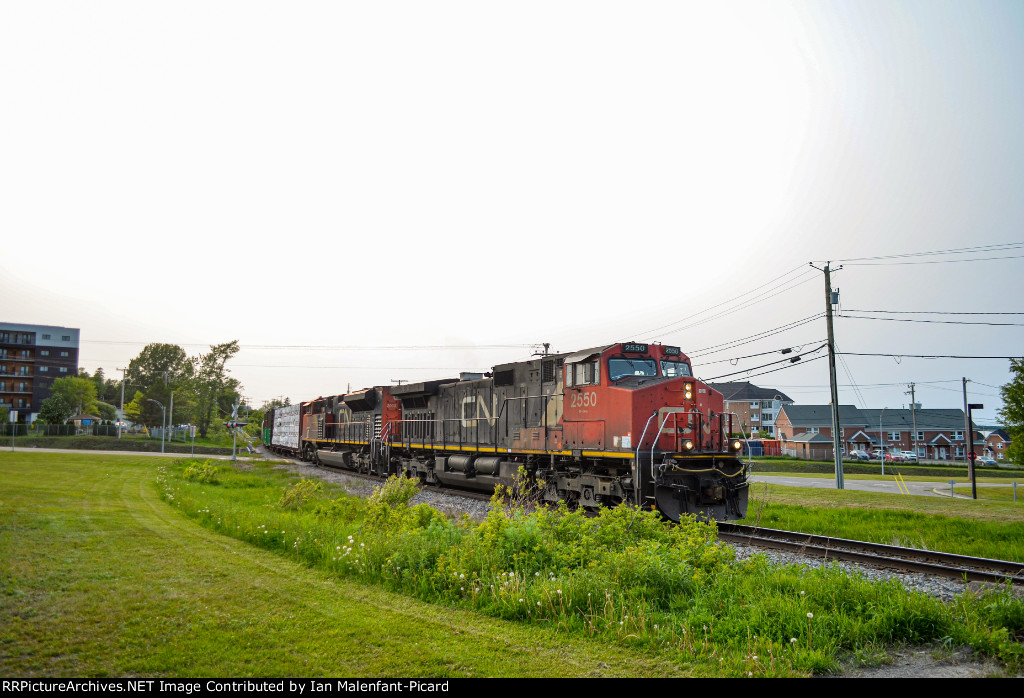 2550 leads CN 402 at Milepost 124.5